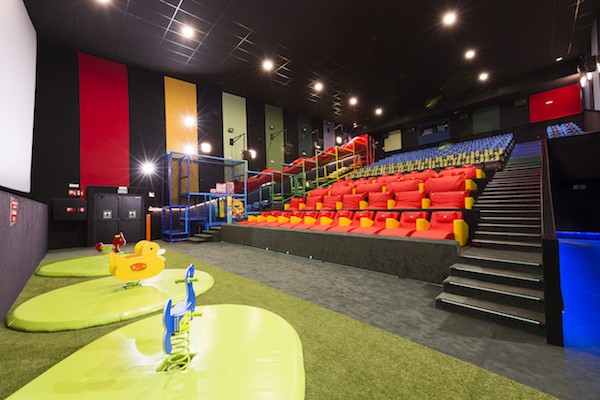  Rạp phim thân thiện với trẻ em  Cinépolis USA, một chuỗi  rạp chiếu phim của Mexico, vừa mới khai trương những phòng chiếu phim “thân thiện” với trẻ em ở Mỹ. Tại đây, những đưa strer co thể chơi đùa trong khi bố mẹ chúng thưởng thức những bộ phim yêu thích. Đặc biệt, mỗi phòng chiếu còn cả khu vui chơi cho những trẻ em lớn (gồm những khung leo trèo, thú nhún) và cho những trẻ nhỏ hơn (có rào chắn bảo vệ). (Nguồn Oddee) 