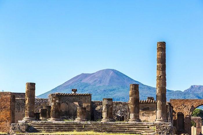  Pompeii ở Ý Thành phố cổ Pompeii ở Ý bị phá hủy vào năm 79 SCN bởi một vụ phun trào núi lửa Vesuvius bao phủ thành phố trong tích tắc.  Thảm họa đến nhanh chóng, không ai trở tay kịp, toàn bộ dân làng đều chết hết. Tuy nhiên, có rất nhiều đền đài, nhà ở công trình tại đây vẫn hiên ngang, sừng sững sau thảm họa và tồn tại mãi cho tới bây giờ. Nguồn ảnh: brainberries. 