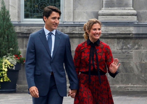 Hãng truyền thông Fox News vừa đưa tin, bà Sophie Grégoire Trudeau - vợ của đương kim Thủ tướng Canada Justin Trudeau dương tính với Covid-19 và hiện đang cách ly ở bệnh viện. Vài ngày trước bản thân  Thủ tướng Canada Trudeau cũng đã tự cách ly và làm việc tại nhà.