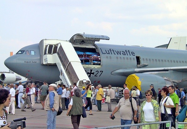 Chiếc máy bay Airbus A310 MRT mang tên MedEvac chịu trách nhiệm vận chuyển bệnh nhân COVID-19 từ tâm dịch Bergamo ở nước Ý đến Đức tiếp tục điều trị.