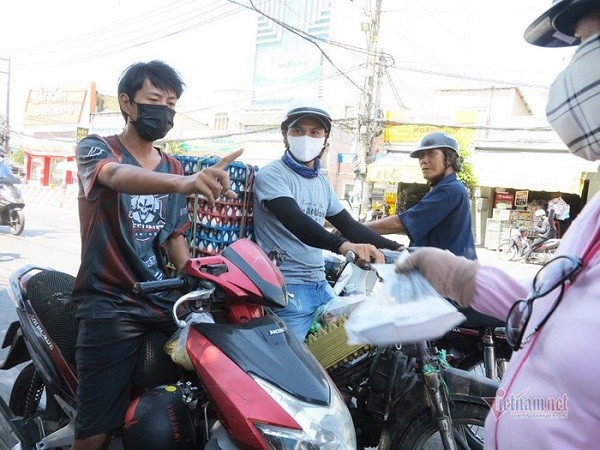 Phát quà từ thiện: 'Người đi xe tay ga đến nhận quà, chúng tôi cương quyết từ chối'