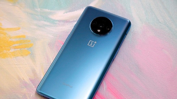 OnePlus 7T - đứng thứ 10 trong danh sách  smartphone tốt nhất thế giới đầu năm 2020, sở hữu màn hình lớn 90Hz, màu sắc chân thực và rõ nét. "Pin trâu" là một trong những ưu điểm khác của chiếc điện thoại này, ngoài camera được cải tiến đáng kể so với OnePlus 7.