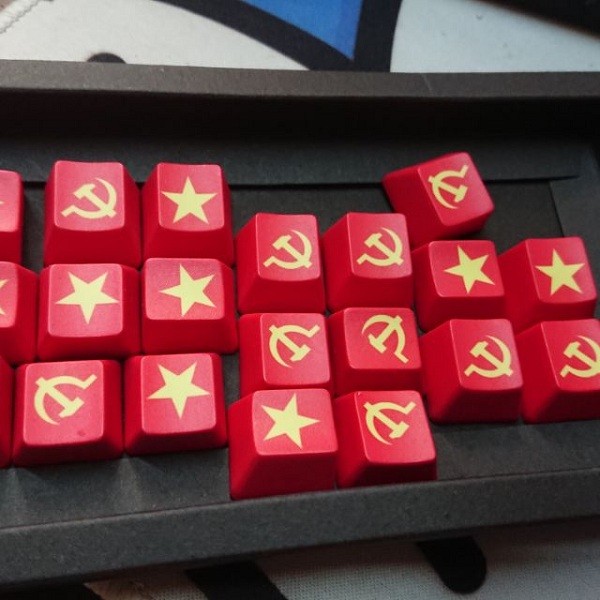 Những mẫu keycap màu đỏ cờ, với hình ngôi sao năm cánh màu vàng hay lưỡi liềm không còn là điều gì quá mới mẻ đối với game thủ Việt.  Sáng phẩm sáng tạo siêu độc đáo mang tinh thần yêu nước như thế này luôn được cộng đồng game thủ hào hứng.