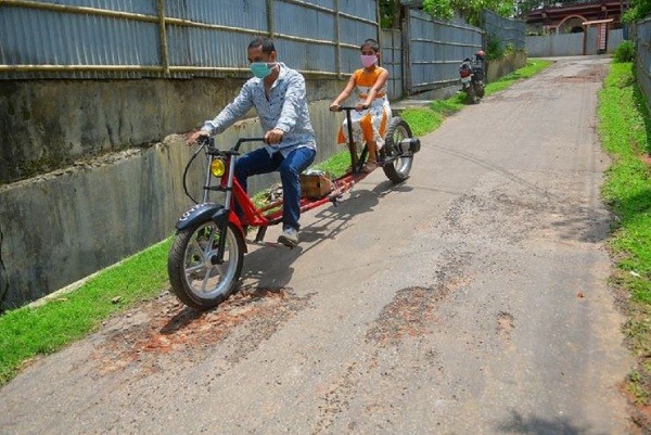 Mùa dịch COVID-19, trong khi nhiều phương tiện công cộng phải tạm dừng hoạt động để tránh lây lan virus corona thì một chiếc xe với tên gọi " xe giãn cách xã hội'' ra đời.