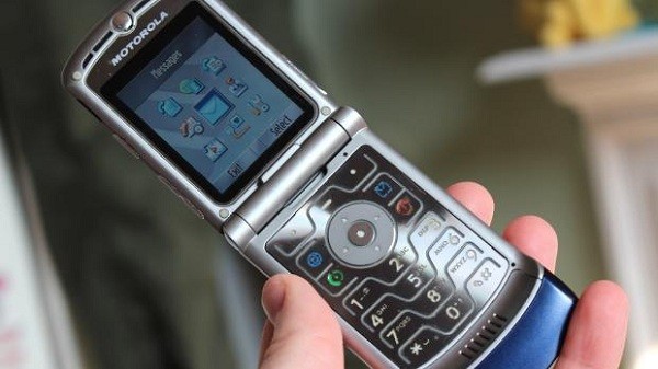 Năm 2004, chiếc điện thoại Motorola Moto RAZR V3 ra mắt khiến giới đam mê công nghệ phát cuồng. Và không nằm ngoài dự kiến, doanh số của Motorola nhờ đó đạt đến con số ấn tượng.