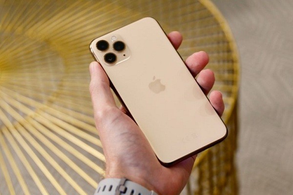  iPhone 11 Pro (camera tốt nhất): Trusted Reviewed cũng như nhiều chuyên trang công nghệ đánh giá cao camera 3 ống kính trên iPhone 11 Pro. Hệ điều hành iOS cùng chip A13 Bionic cho phép camera hoạt động mượt mà, ổn định, xử lý tốt hơn nhờ vào AI và quay video cũng hiệu quả tuy nhiên giá lại khá ''chát''.