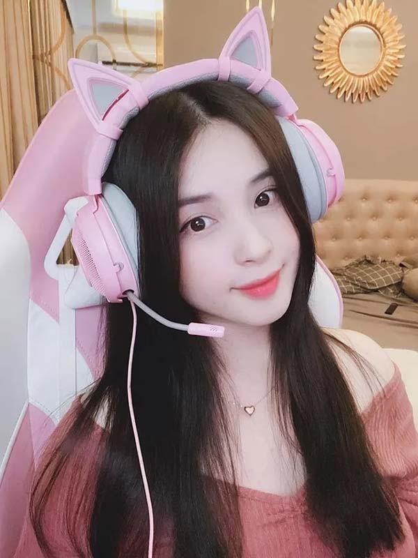  Hot streamer Thảo Nari, tên thật là Ma Hương Thảo được mệnh danh là ''tình đầu quốc dân'' của cộng đồng game thủ Liên Quân Mobile. Sau mối tình với cầu thủ Trọng Đại, cô nàng vẫn độc thân đến giờ mặc dù không ít lần thả thính anh em game thủ trên mạng xã hội.