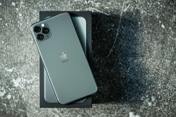  5. iPhone 11 Pro Max: Cuối cùng Apple cũng cho ra mắt một chiếc điện thoại có viên pin lớn nhất từ trước đến nay kết hợp với hệ điều hành iOS vốn được biết đến là hệ thống quản lý pin hiệu quả. iPhone 11 Pro Max được đánh giá làmột trong những chiếc  flagship hàng đầu có tuổi thọ pin tốt nhất.