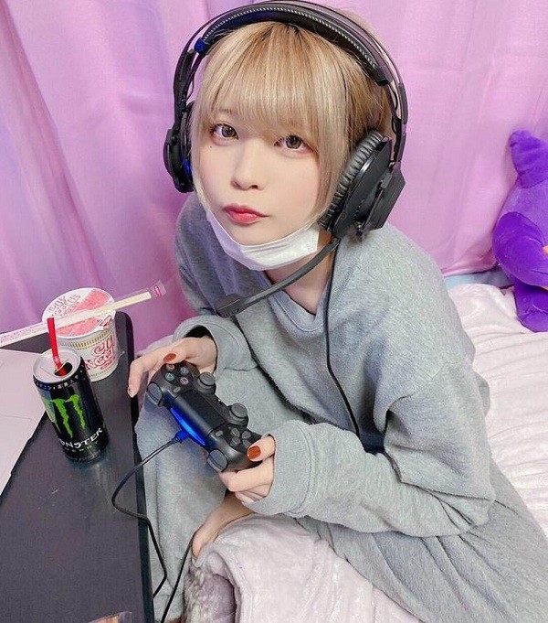 Yutachi là một nữ game thủ kiêm cosplayer người Nhật Bản khá nổi tiếng. Cô nàng luôn chia sẻ hình ảnh diện mạo xinh đẹp cùng mái tóc ngắn cá tính, đôi mắt to tròn dễ thương.