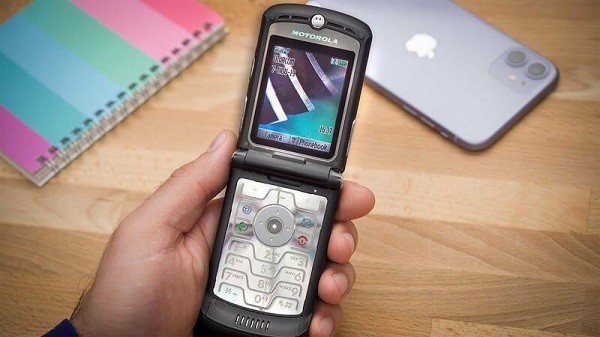 Motorola Razr V3 dường như đã trở thành biểu tượng của những chiếc điện thoại nắp gập thời xưa. Nó mỏng nhẹ và có những hoạ tiết phay xước kim loại rất tuyệt vời, phím bấm chắc chắn kèm theo chất lượng giải trí tốt, bởi vậy không khó hiểu khi là một trong những chiếc  điện thoại bán chạy nhất lịch sử.