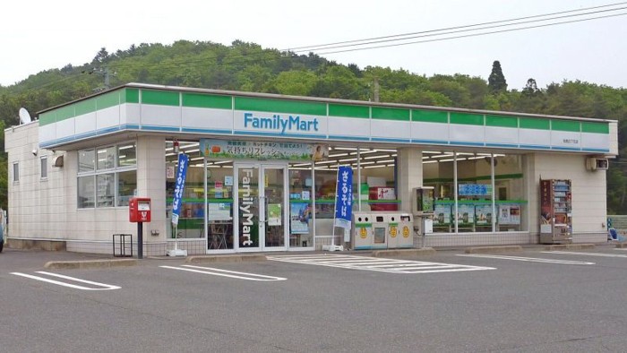 Chuỗi cửa hàng tiện lợi Family Mart hợp tác cùng công ty robot Telexistence có trụ sở tại Tokyo để nghiên cứu cách cải thiện hiệu quả và giảm chi phí vận hành khi sử dụng robot tại cửa hàng.