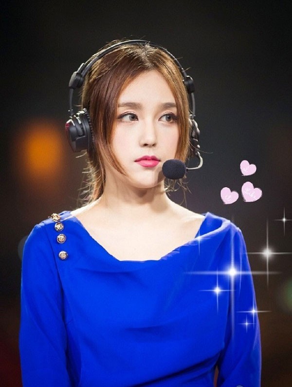  Nữ streamer Rita đang là cái tên ''nổi đình nổi đám'' trong giới eSports, đặc biệt là cộng đồng Liên Minh Huyền Thoại sau khi trở thành dẫn chương trình kiêm nữ streamer cho giải đấu LPL.