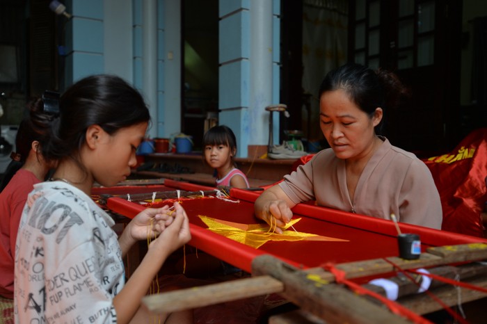 Cách trung tâm thành phố Hà Nội khoảng 30km về phía Nam, làng Từ Vân, xã Lê Lợi, huyện Thường Tín không chỉ nổi tiếng với nghề thêu truyền thống, mà nơi đây đã làm ra hàng triệu lá cờ Tổ quốc, đến khắp mọi miền đất nước, gắn liền với những sự kiện trọng đại của dân tộc.