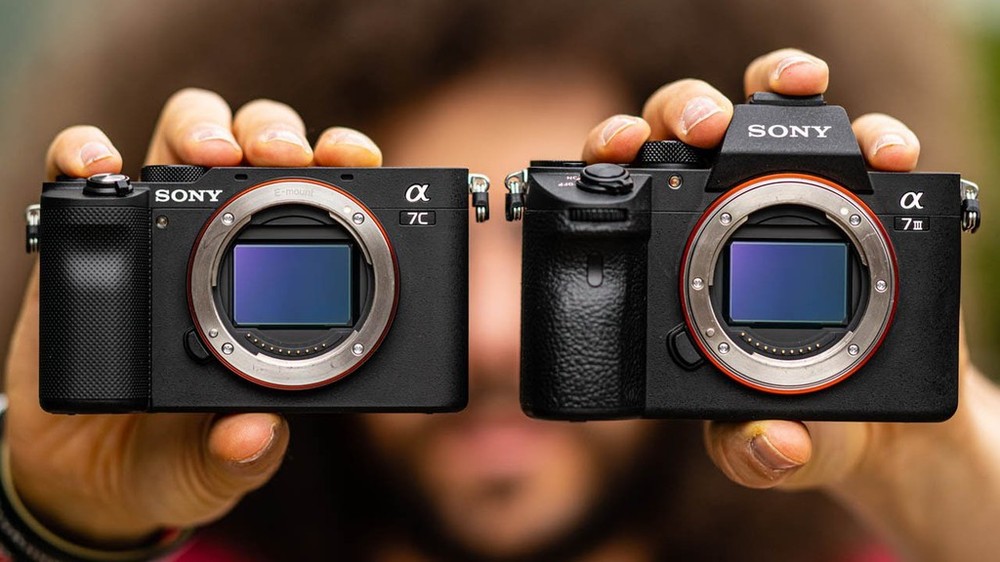 Sony A7C có vẻ ngoài rất giống những mẫu máy ảnh crop của hãng như A6400 hay A6300 hơn là dòng A7, máy có thân hình nhỏ gọn hơn với kính ngắm điện tử ở góc trên bên trái màn hình. A7C có kích thước 124 x 71.1 x 59.7 mm và nặng 509g.