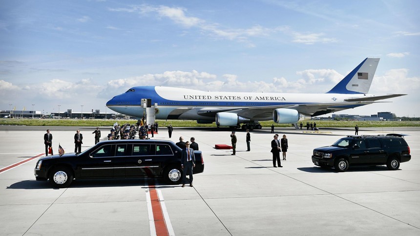  Air Force One (Không lực Một) là chiếc máy bay quân sự đặc biệt được dành riêng cho Tổng thống Mỹ. Tuy nhiên, trên thực tế đó là thuật ngữ kiểm soát không lưu mà Không quân Mỹ sử dụng để gọi máy bay chở tổng thống, để tránh nhầm lẫn với các phi cơ khác. Trong các trường hợp khẩn cấp, bất kỳ chiếc máy bay nào của không quân chở Tổng thống Mỹ đều được gọi là Air Force One.