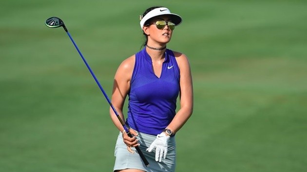  Nữ golf thủ Michelle Wie sinh ngày 11/10/1989 tại Honolulu, Hawaii, nước Mỹ. Cô đã có niềm đam mê với gậy golf từ năm 4 tuổi và thể hiện tình yêu với bộ môn thể thao này một cách mãnh liệt.