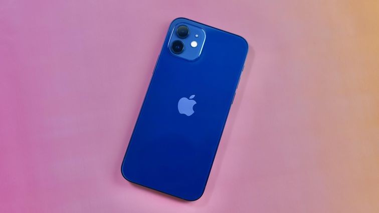 Smartphone tốt nhất là iPhone 12. Chiếc Smartphone này có bộ xử lý A14 Bionic mạnh mẽ và nhanh chóng, camera kép phía sau, 5G và tính năng "MagSafe" từ tính cho phép nó kết nối với các phụ kiện di động khác.