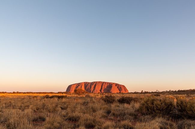 Uluru, khối đá sa thạch khổng lồ cao 1.142 feet (khoảng 348 mét), dài 2,2 dặm (khoảng 3,5 km), rộng khoảng 1,5 dặm (khoảng 2,4 km). Theo các nhà địa chất, một trong những  tảng đá lớn nhất thế giới này hình thành cách đây khoảng 350 triệu năm. Nguồn: Dietmar Rabich/Wikimedia Commons/CC BY-SA 4.0.