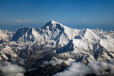 Đỉnh Everest ở Tây Tạng và Nepal không chỉ là nơi có độ cao lớn nhất Thế giới mà còn là một  ngọn núi linh thiêng đặc biệt. Dưới chân Everest là Tu viện Rongbuk nổi một địa điểm hành hương quan trọng của người Sherpa, những người tin rằng ngọn núi chứa đầy linh lực. Nguồn: Papa Lima Whisky 2/Wikimedia Commons/CC BY-SA 2.0.