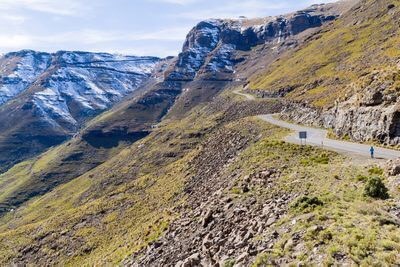 Vương quốc Lesotho, một  quốc gia tí hon không giáp biển, nằm gọn trên đỉnh núi cao 1.400m, chỉ nhỏ hơn bang Maryland một chút nhưng lại có phong cảnh núi non hùng vĩ vô cùng hấp dẫn. Lesotho cũng có thác nước Maletsunyane Falls cao 211 mét. Nguồn: Faer Out/Shutterstock