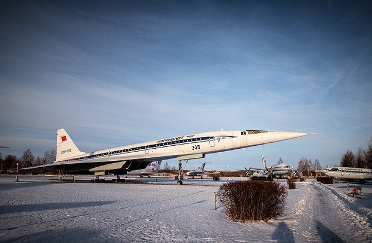 Tu-144 là chiếc máy bay vận tải siêu thanh đầu tiên, được chế tạo dưới sự chỉ đạo của phòng thiết kế Tupolex. Đây là dòng máy bay dân dụng tầm xa loại lớn, chỉ có một vài chiếc được bảo tồn đến nay. Việc tận mục bên trong máy bay siêu thanh này là điều không hề dễ dàng.