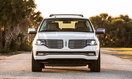 1. Phiên bản Lincoln Navigator 2015 có nhiều cải tiến đặc biệt ngay từ các chi tiết ngoại thất như: bộ phận grille dạng đôi cánh, bánh xe 20 inch. Hệ thống chiếu sáng sử dụng hoàn toàn công nghệ LED.