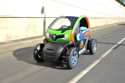 Lái một chiếc xe Renault Twizy thực sự là một điều giản đơn bởi mẫu xe này sở hữu ngoại hình nhỏ nhắn. Hơn nữa, vận hành động cơ điện cũng dễ dàng hơn các loại xe thông thường.