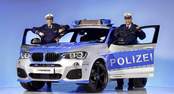 Được ra mắt tại triển lãm Essen Motor Show, “Police BMW X4 20i TUNE IT! SAFE! của AC Schnitzer” là phiên bản xe cảnh sát cực độc hội tụ đầy đủ sự tinh tế đặc biệt nhất đến từ phong cách thiết kế lạ mắt, hiệu suất vượt trội và tính năng an toàn đạt tiêu chuẩn cao.