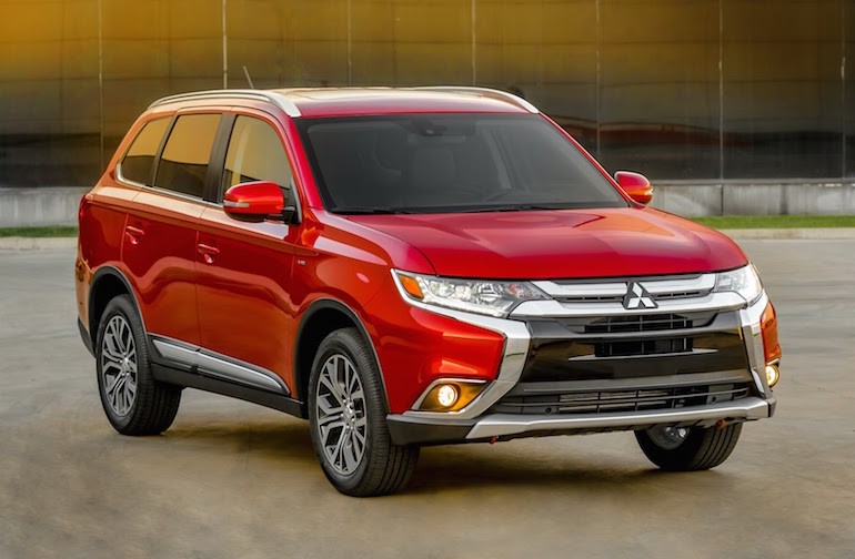 Mở đầu với những mẫu xe được nâng cấp, Mitsubishi tung ra phiên bản facelift của dòng Outlander tại  New York Motoshow 2015, với ngoại thất được sửa đổi theo phong cách mới mẻ.