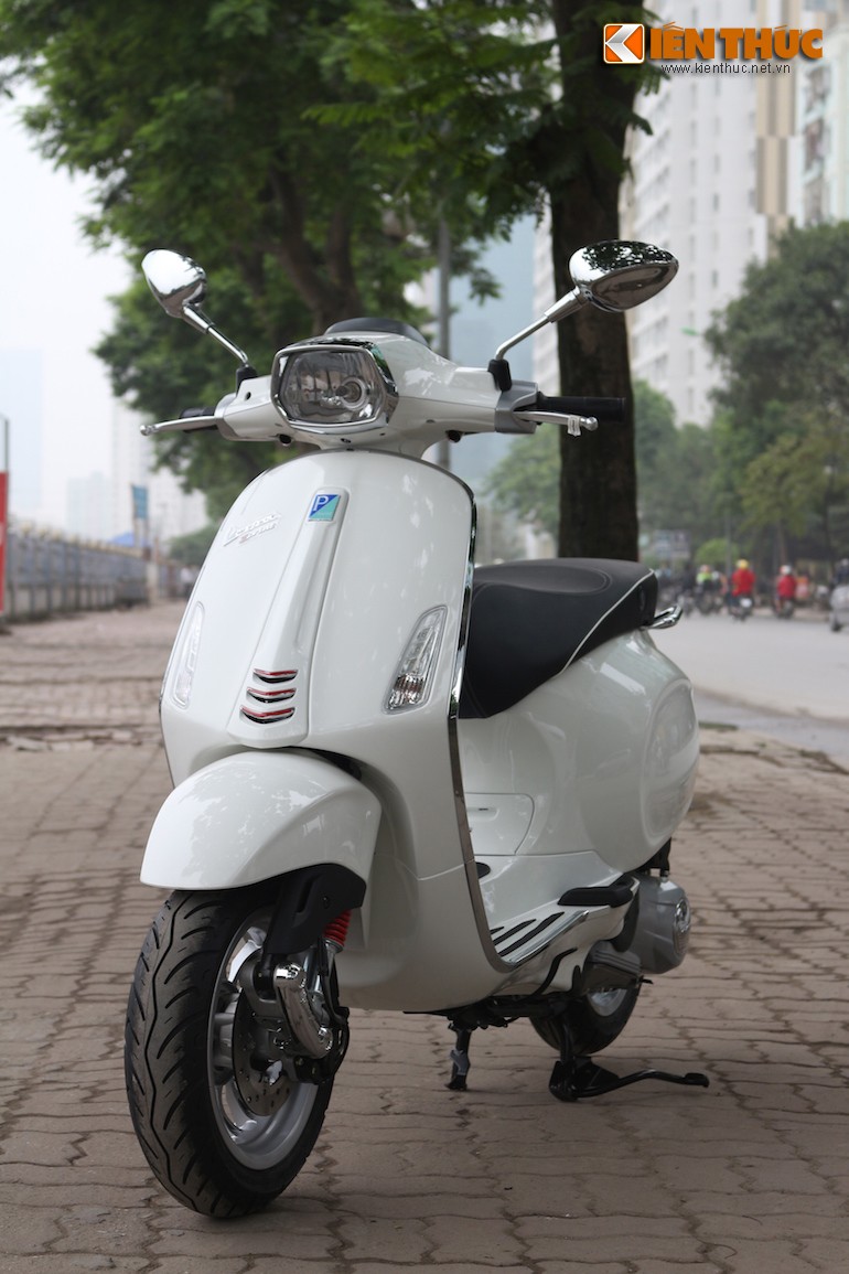 Giống như Vespa LX và S trước đây, Sprint 150 i.e. 3V được coi là phiên bản "nam tính" hơn của chiếc Primavera.