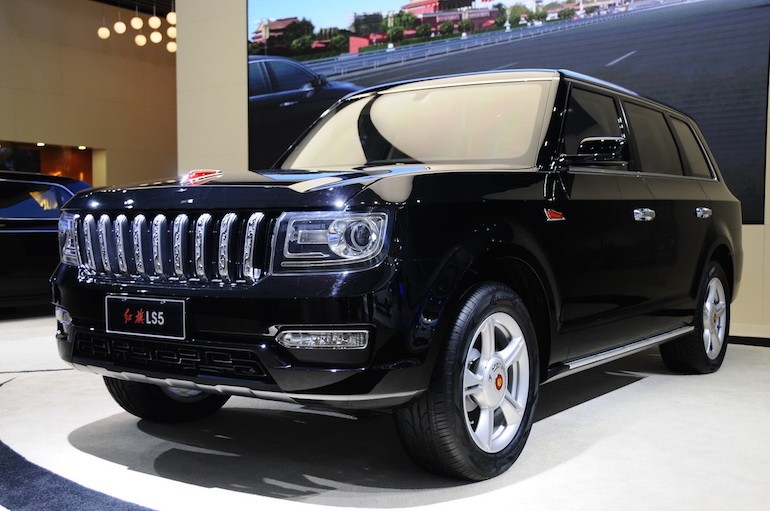 Chỉ nhìn lướt qua, có thể thấy rằng chiếc  Hongqi LS5 này đã "nhái" thân xe của Range Rover và phần đầu "na ná" Jeep Grand Cherokee.