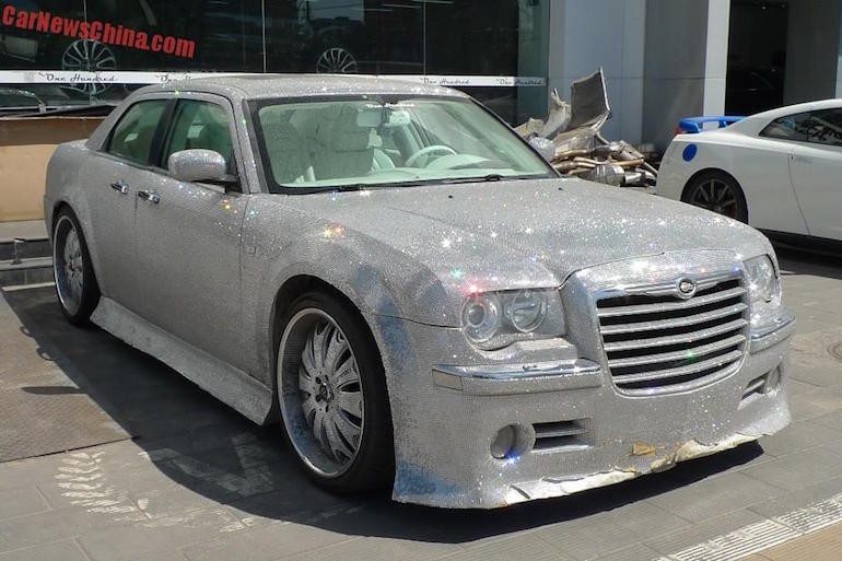 Ở "dàn ngoài", ấn tượng đầu tiên về chiếc  Chrysler 300C này độ hàng ngàn viên pha lê "fake" bằng nhựa được gắn lên xe.