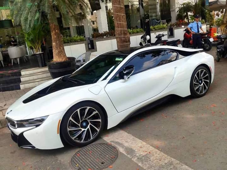 Được biết chiếc  BMW i8 màu trắng "tinh khôi" này thuộc quyền sở hữu của nữ chủ quán cafe New Life tại TP.HCM.