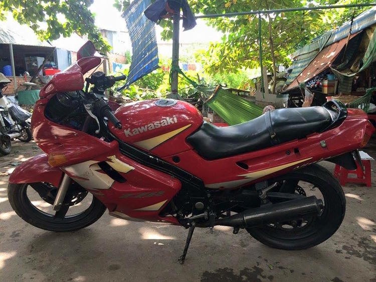  Chiếc Kawasaki ZZR250 đời 1986 trước khi độ còn khá mới nhưng có kiểu dáng lỗi thời.