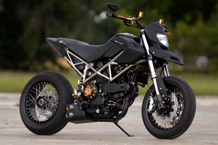 Trên chiếc  Ducati Hypermotard này, C2 Design đã "độ" lại theo hướng sử dụng những phụ tùng có chất lượng tốt nhất và "phối" một cách hợp lý.