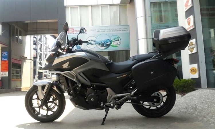 Là sự kết hợp của dòng touring và sport,  Honda NC750X có thiết kế thể thao nhưng đồng thời có hành trình giảm xóc khá cao.