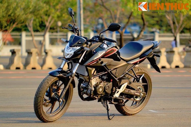 Không giống như Sonic 150R với khung dạng underbone,  Honda CB150R Streetfire là một chiếc xe côn tay với khung dạng backbone trellis, bình xăng nằm trước người lái điển hình.