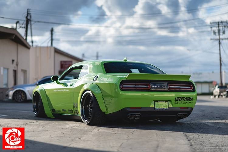 Chủ nhân của chiếc xế cơ bắp Mỹ Dodge Challenge r độ body kit Liberty Walk duy nhất nước Mỹ này là một thành viên có nickname Hawaiianeze trên diễn đàn dành riêng cho dòng xe này - ChallengerTalk.