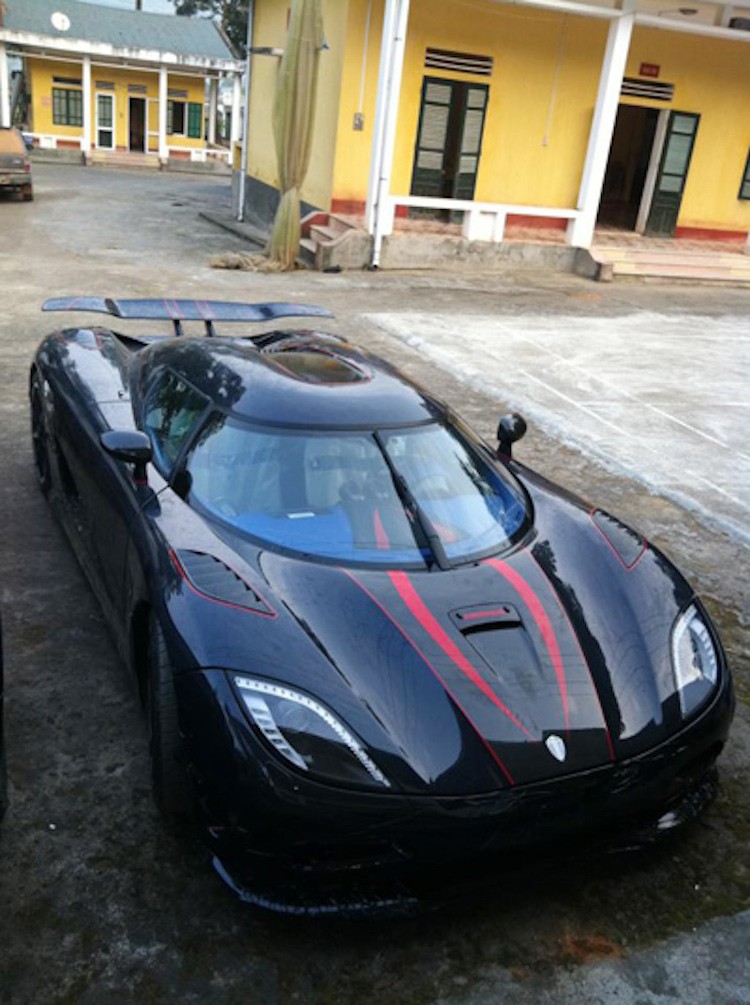 Vào năm 2012, những bức ảnh chụp chiếc  siêu xe trăm tỷ Koenigsegg Agera R BLT thuộc hàng "cực hiếm" trên đất Việt đã khiến những người yêu xe tại Việt Nam xôn xao.