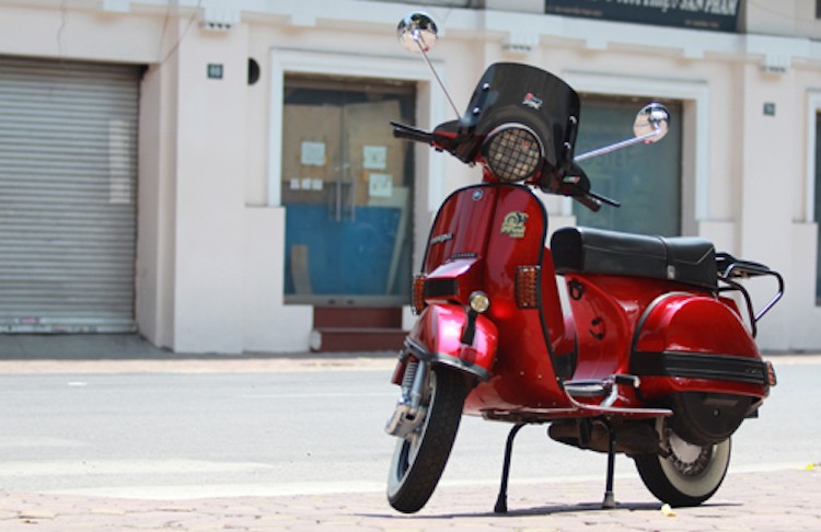 Chủ nhân của chiếc Piaggio  Vespa PX200 đời 1984 hiếm hoi ở Việt Nam này là một người làm việc trong ngành ngân hàng tại Hà Nội.