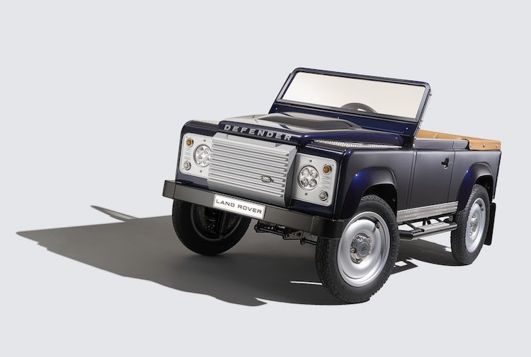 Dù là một chiếc xe "đồ chơi", nhưng kiểu dáng của  Land Rover Defender Pedal Car Concept được mô phỏng y hệt như một chiếc Defender thật.