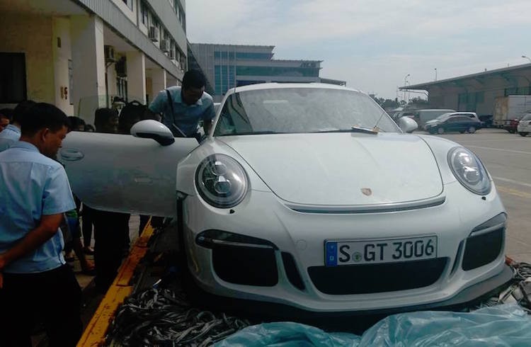 Chiếc  siêu xe Porsche 911 GT3 RS được nhập về Việt Nam từ châu Âu có màu trắng và còn nguyên bảng số Đức để chuẩn bị trưng bày tại triển lãm VIMS.