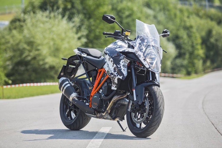 Về cơ bản, có thể coi chiếc môtô  KTM 1290 Super Duke GT là "đứa con lai" giữa 2 dòng xe hiện tại của hãng là naked bike 1290 Super Duke R và 1290 Super Adventure.