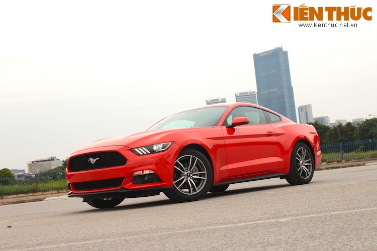 Chiếc xe thể thao  Ford Mustang coupe 2015 vừa xuất hiện tại Hà Nội có màu cam, thuộc phiên bản sử dụng động cơ EcoBoost 2.3l. Đây không phải là chiếc Mustang coupe thế hệ mới đầu tiên về Việt Nam, nhưng lại là chiếc đầu tiên xuất hiện ở Hà Nội.