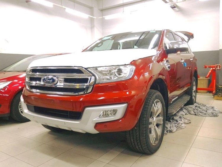 Đã từng lộ một số hình ảnh trước đây, nhưng lần này chiếc  Ford Everest 2016 thế hệ mới vừa lộ diện tại Thành phố Hồ Chí Minh thuộc phiên bản cao cấp nhất Titanium 4WD.