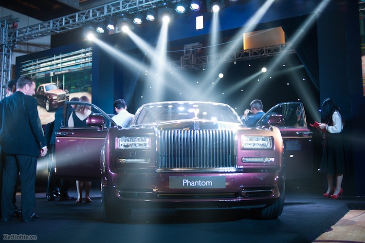 Vừa qua, lễ ra mắt  Rolls-Royce Phantom phiên bản Lửa Thiêng đã được tổ chức trang trọng tại Hà Nội vào ngày 16/10/2015.