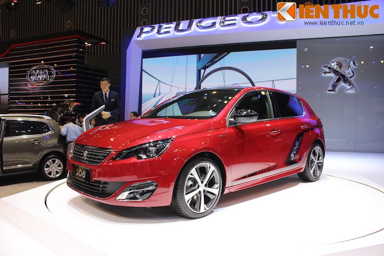  Peugeot 308 GT Line là mẫu hatchback thuộc phân khúc C, cạnh tranh với các đối thủ như Mercedes A-Class hay Ford Focus. Các kích thước dài/rộng/cao của xe lần lượt là 4.253 mm, 1.863 mm và 1.461 mm, chiều dài cơ sở là 2.620 mm, khoảng sáng gầm xe 143 mm.