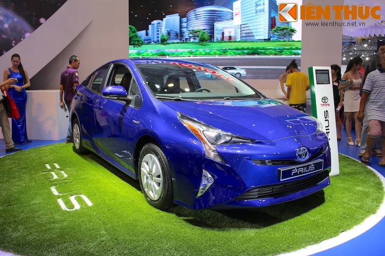  Toyota Prius là mẫu hatchback cỡ trung, được ra mắt lần đầu vào năm 1997 tại Nhật. Prius chính là mẫu xe với hệ động lực kết hợp giữa xăng - điện (hybrid) đầu tiên được sản xuất hàng loạt trên Thế giới.