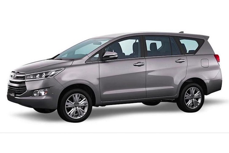 So với thế hệ đầu tiên, mẫu  MPV Toyota Innova thế hệ thứ 2 có kích thước lớn hơn một chút trong khi có trục cơ sở giữ nguyên. Cụ thể hơn, chiều dài xe đã tăng thêm 180 mm, rộng hơn 60 mm và cao hơn 25 mm.