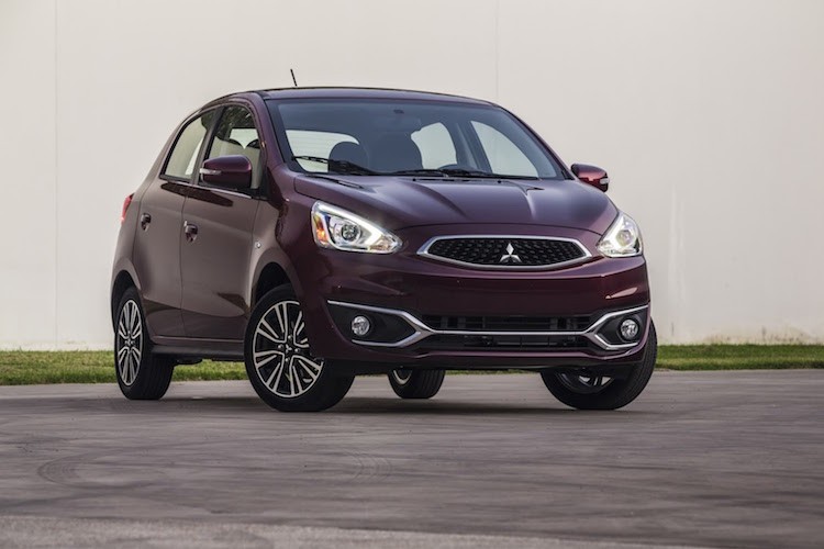 Ở bên ngoài,  Mitsubishi Mirage 2017 có cản trước mới, đồng thời được bổ sung thêm một số chi tiết mạ chrome để tạo ấn tượng cao cấp hơn cho ngoại thất.